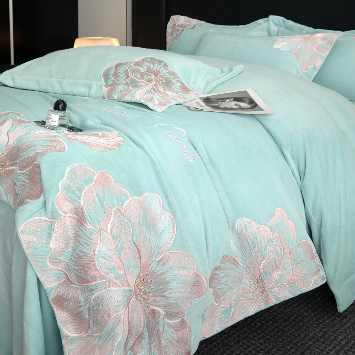 91家纺网 家纺一手货源 找家纺 置顶家纺 2025新款轻奢刺绣牛奶绒四件套-COCO小姐系列 COCO小姐牛奶绒-繁星蓝