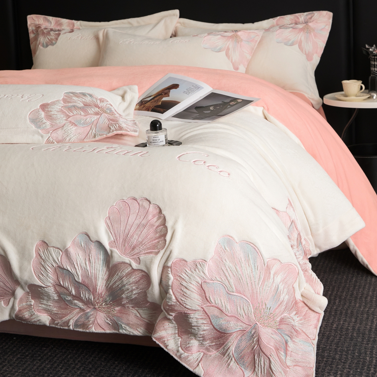 91家纺网 家纺一手货源 找家纺 置顶家纺 2025新款轻奢刺绣牛奶绒四件套-COCO小姐系列 COCO小姐牛奶绒-奶白+粉