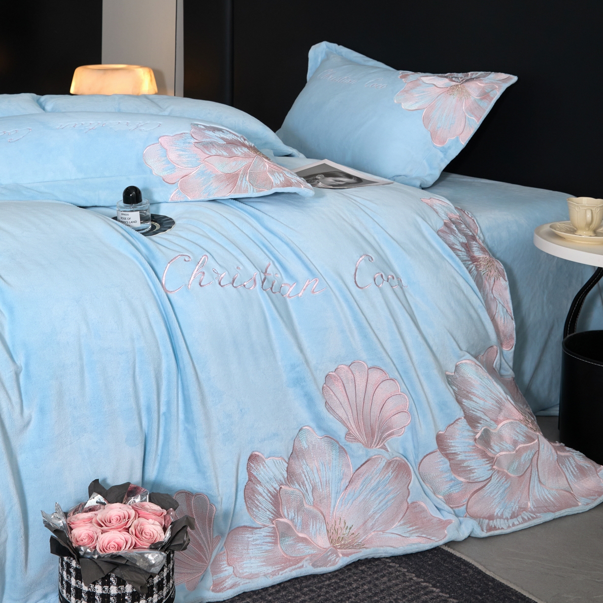 91家纺网 家纺一手货源 找家纺 置顶家纺 2025新款轻奢刺绣牛奶绒四件套-COCO小姐系列 COCO小姐牛奶绒-浅蓝