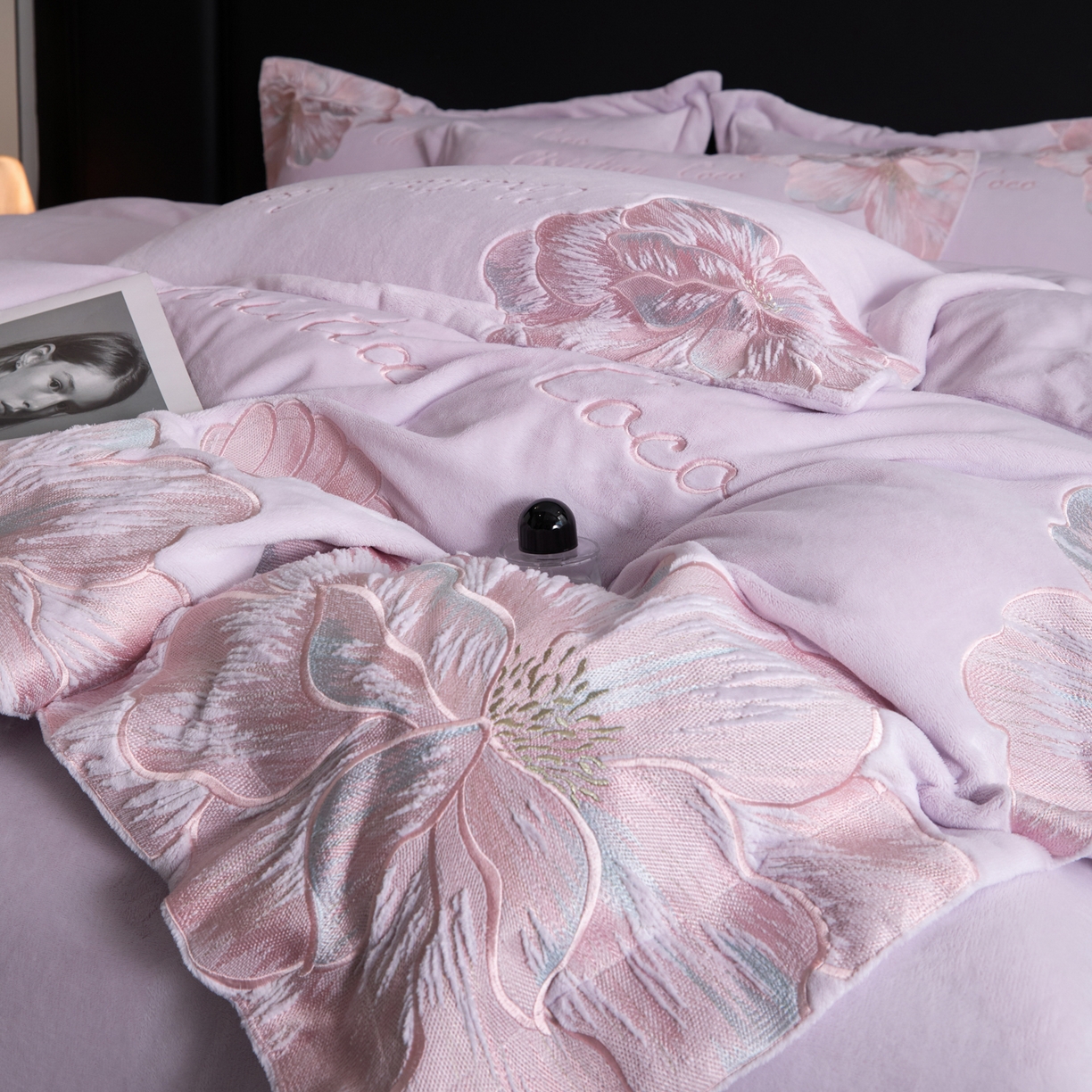 91家纺网 家纺一手货源 找家纺 置顶家纺 2025新款轻奢刺绣牛奶绒四件套-COCO小姐系列 COCO小姐牛奶绒-香芋紫