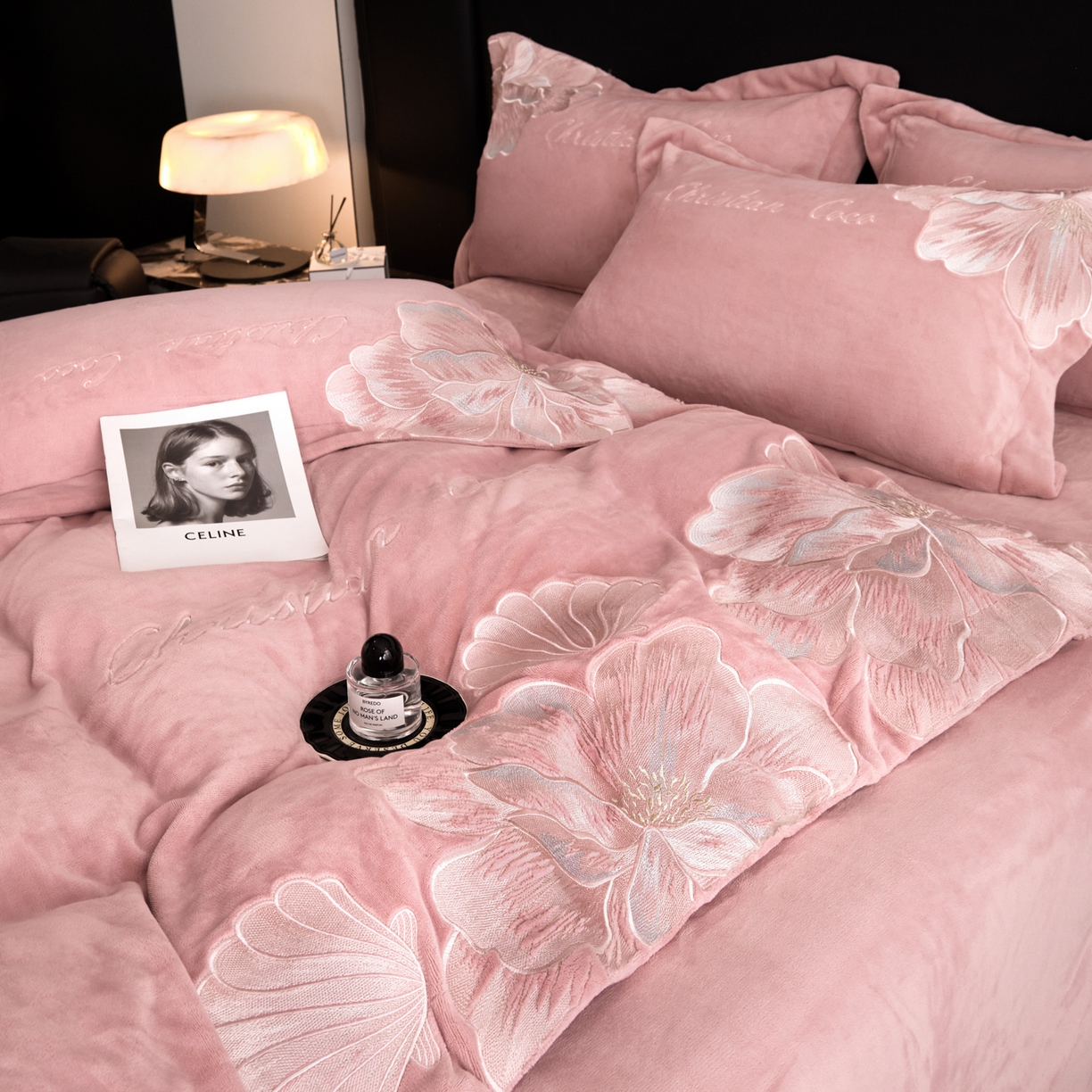 91家纺网 家纺一手货源 找家纺 置顶家纺 2025新款轻奢刺绣牛奶绒四件套-COCO小姐系列 COCO小姐牛奶绒-浅豆沙