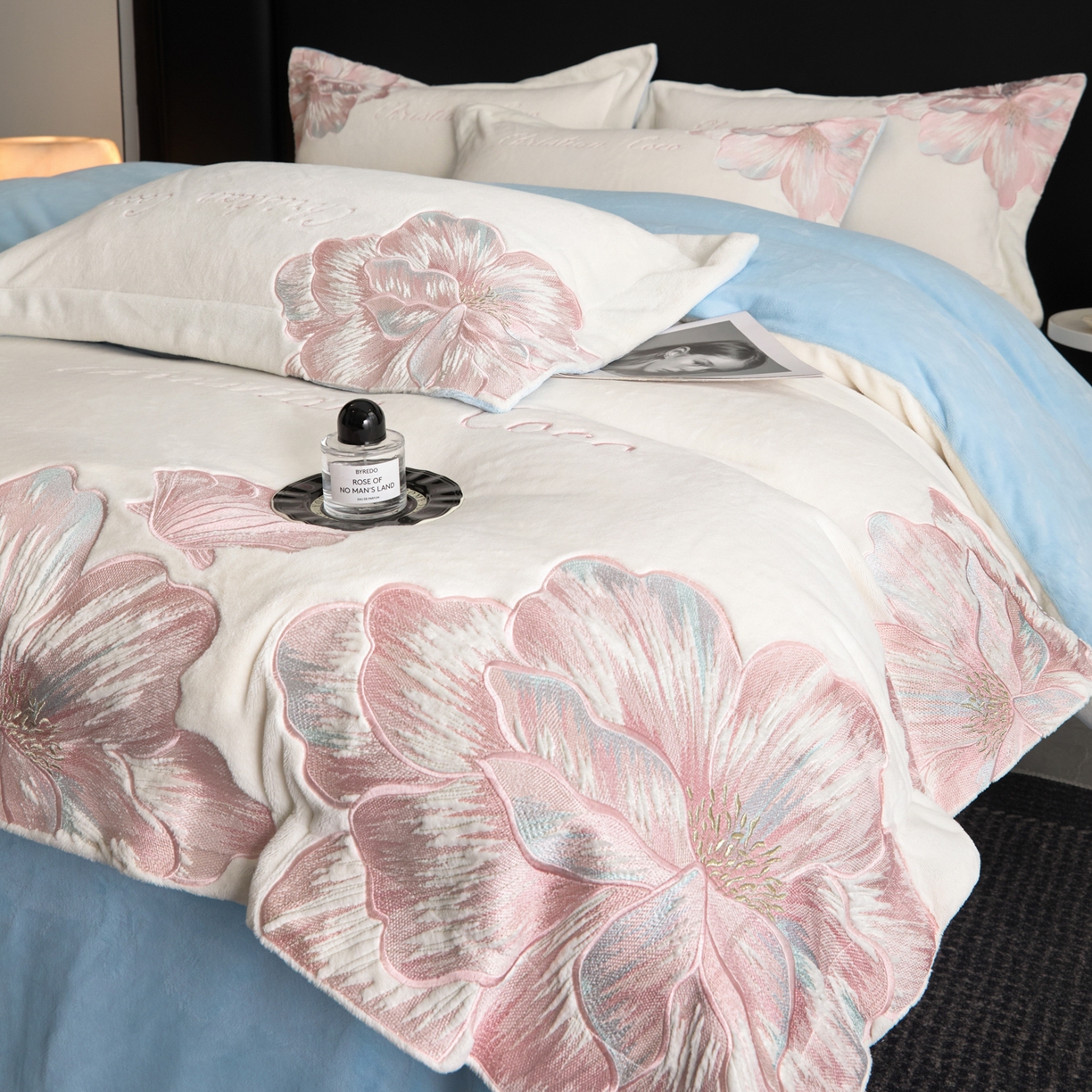 91家纺网 家纺一手货源 找家纺 置顶家纺 2025新款轻奢刺绣牛奶绒四件套-COCO小姐系列 COCO小姐牛奶绒-奶白+蓝