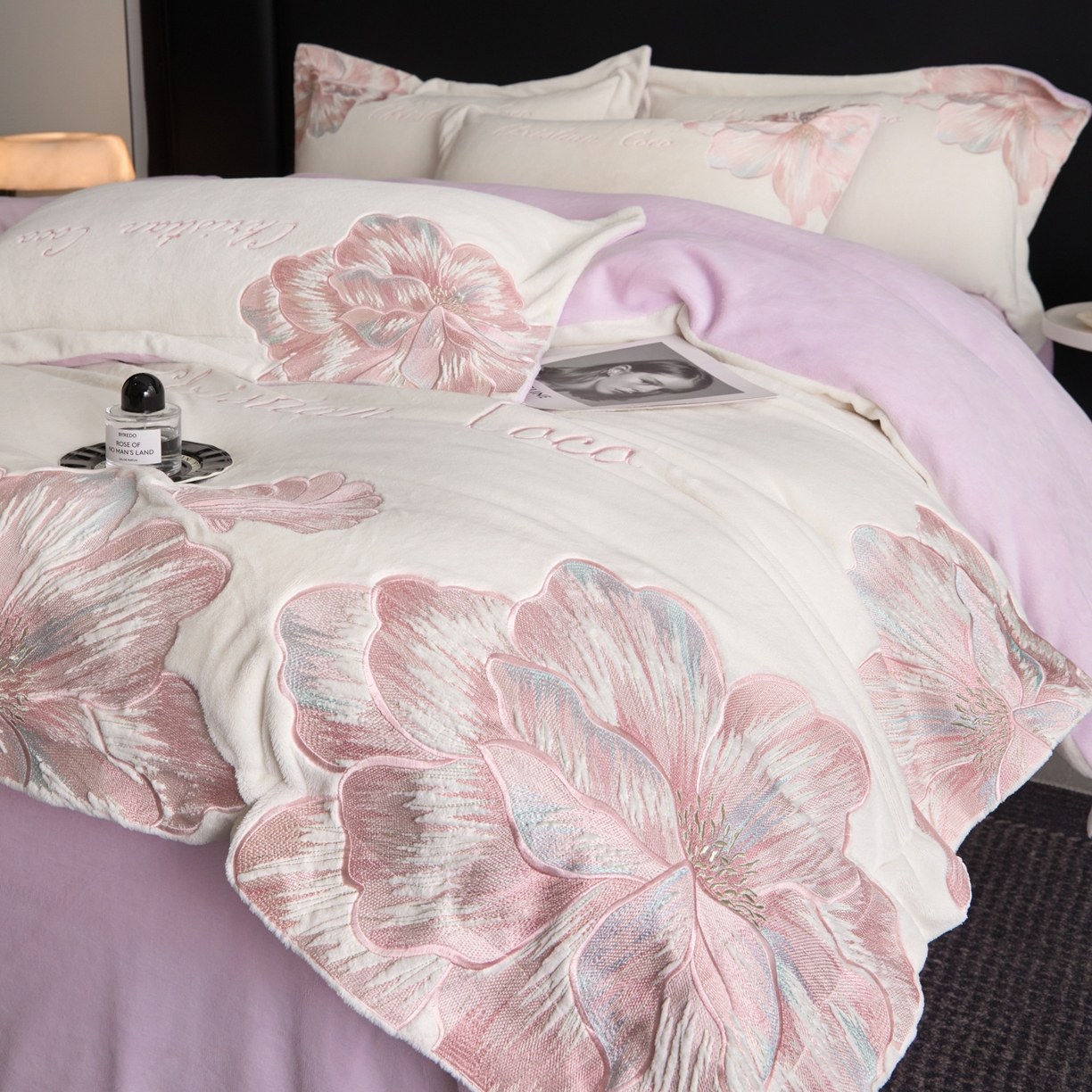 91家纺网 家纺一手货源 找家纺 置顶家纺 2025新款轻奢刺绣牛奶绒四件套-COCO小姐系列 COCO小姐牛奶绒-奶白+香芋紫