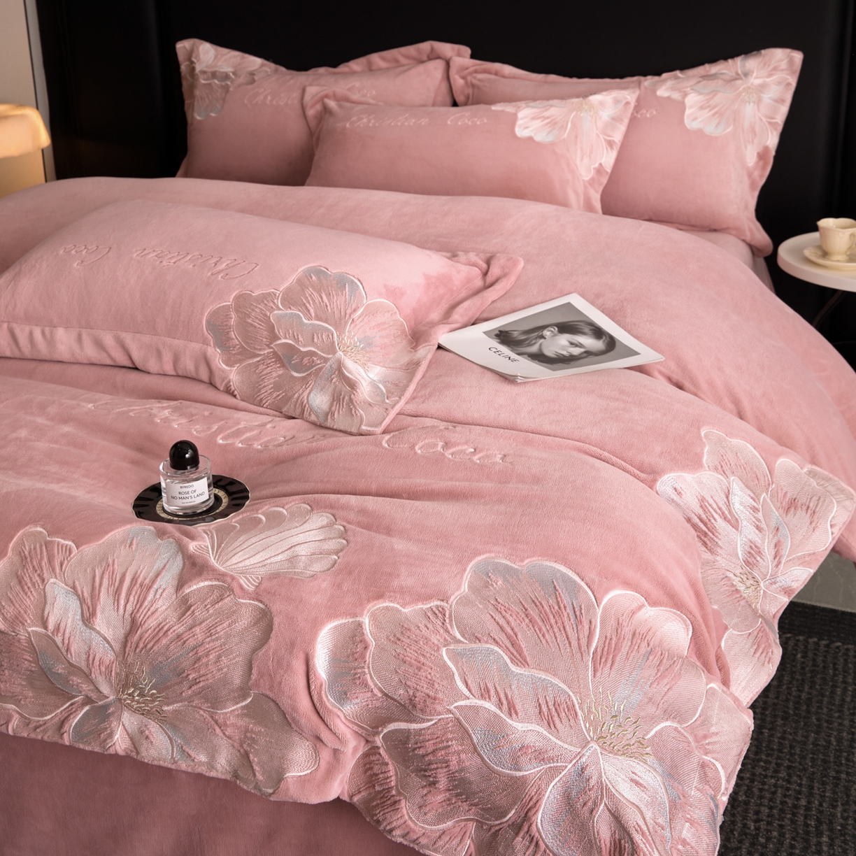 91家纺网 家纺一手货源 找家纺 置顶家纺 2025新款轻奢刺绣牛奶绒四件套-COCO小姐系列 COCO小姐牛奶绒-浅豆沙