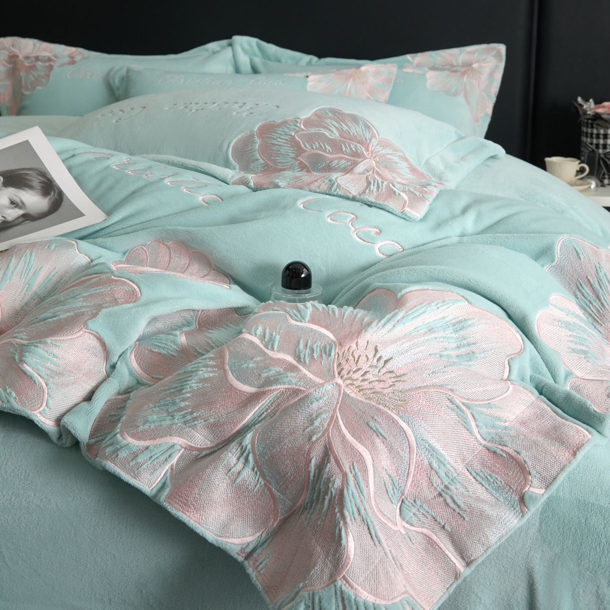 91家纺网 家纺一手货源 找家纺 置顶家纺 2025新款轻奢刺绣牛奶绒四件套-COCO小姐系列 COCO小姐牛奶绒-繁星蓝