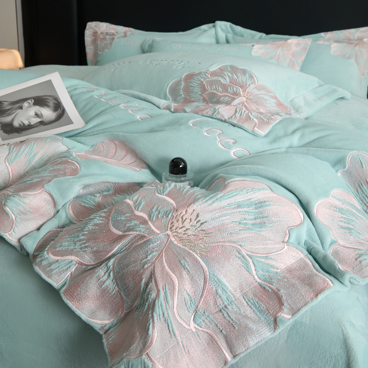 91家纺网 家纺一手货源 找家纺 置顶家纺 2025新款轻奢刺绣牛奶绒四件套-COCO小姐系列 COCO小姐牛奶绒-繁星蓝