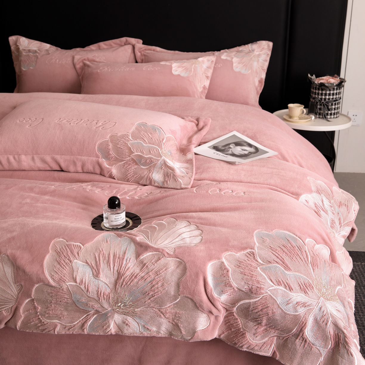 91家纺网 家纺一手货源 找家纺 置顶家纺 2025新款轻奢刺绣牛奶绒四件套-COCO小姐系列 COCO小姐牛奶绒-浅豆沙