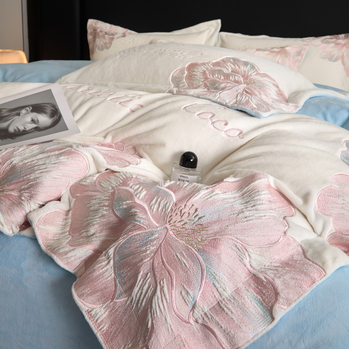 91家纺网 家纺一手货源 找家纺 置顶家纺 2025新款轻奢刺绣牛奶绒四件套-COCO小姐系列 COCO小姐牛奶绒-奶白+蓝