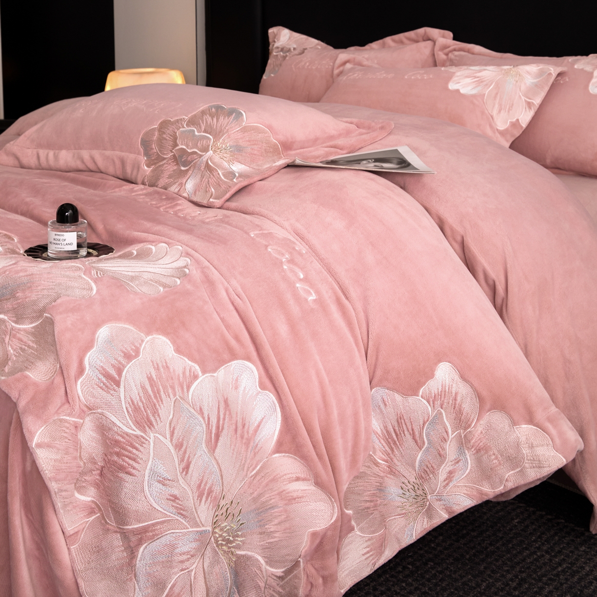 91家纺网 家纺一手货源 找家纺 置顶家纺 2025新款轻奢刺绣牛奶绒四件套-COCO小姐系列 COCO小姐牛奶绒-浅豆沙