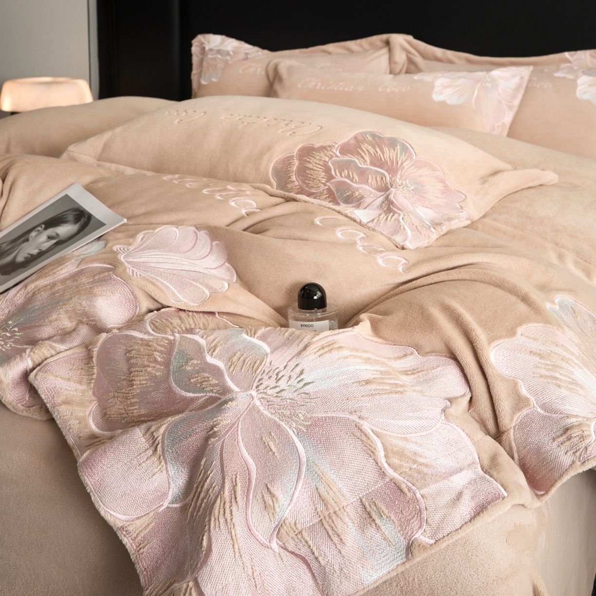 91家纺网 家纺一手货源 找家纺 置顶家纺 2025新款轻奢刺绣牛奶绒四件套-COCO小姐系列 COCO小姐牛奶绒-香槟