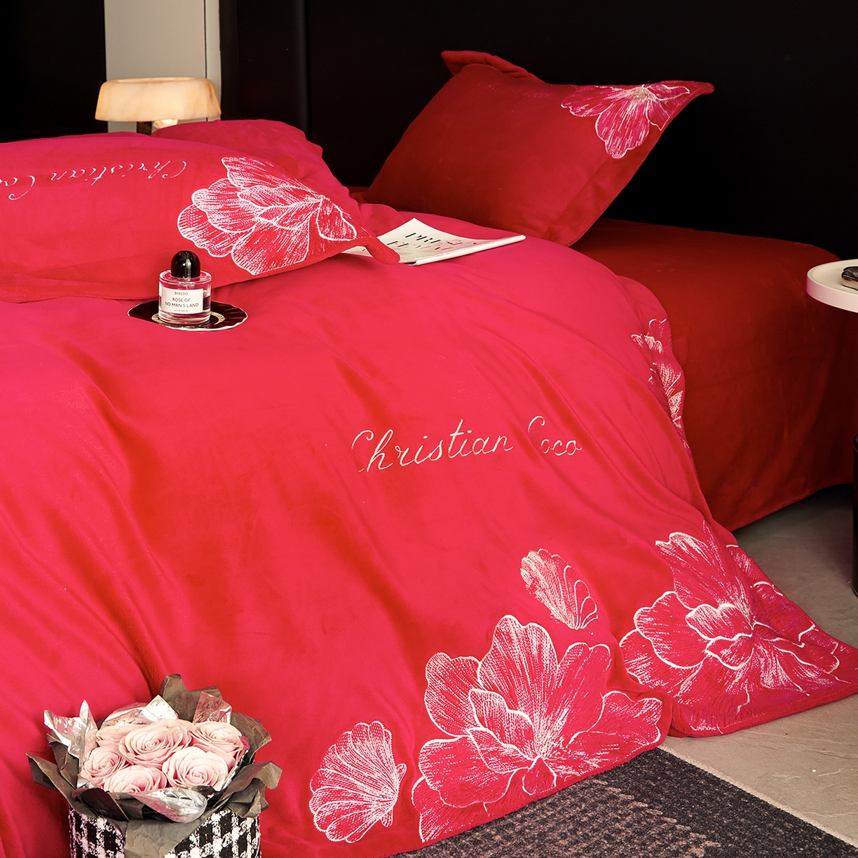 91家纺网 家纺一手货源 找家纺 置顶家纺 2025新款轻奢刺绣牛奶绒四件套-COCO小姐系列 COCO小姐牛奶绒-大红