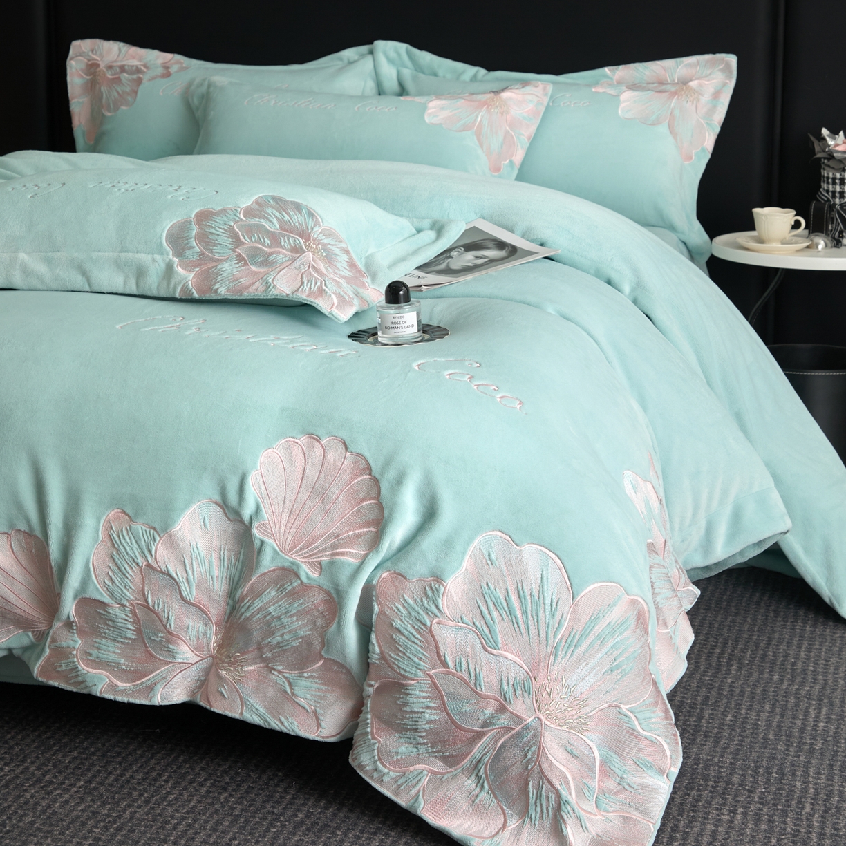 91家纺网 家纺一手货源 找家纺 置顶家纺 2025新款轻奢刺绣牛奶绒四件套-COCO小姐系列 COCO小姐牛奶绒-繁星蓝