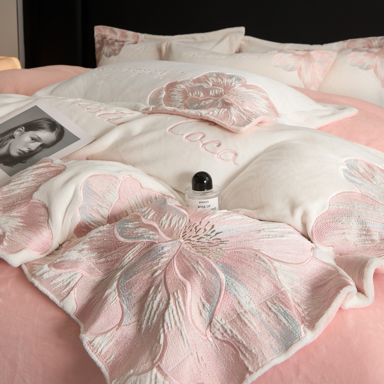 91家纺网 家纺一手货源 找家纺 置顶家纺 2025新款轻奢刺绣牛奶绒四件套-COCO小姐系列 COCO小姐牛奶绒-奶白+粉