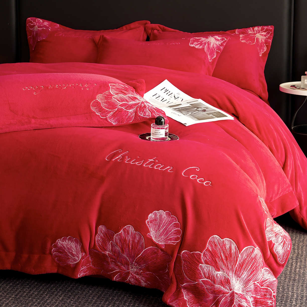 91家纺网 家纺一手货源 找家纺 置顶家纺 2025新款轻奢刺绣牛奶绒四件套-COCO小姐系列 COCO小姐牛奶绒-大红