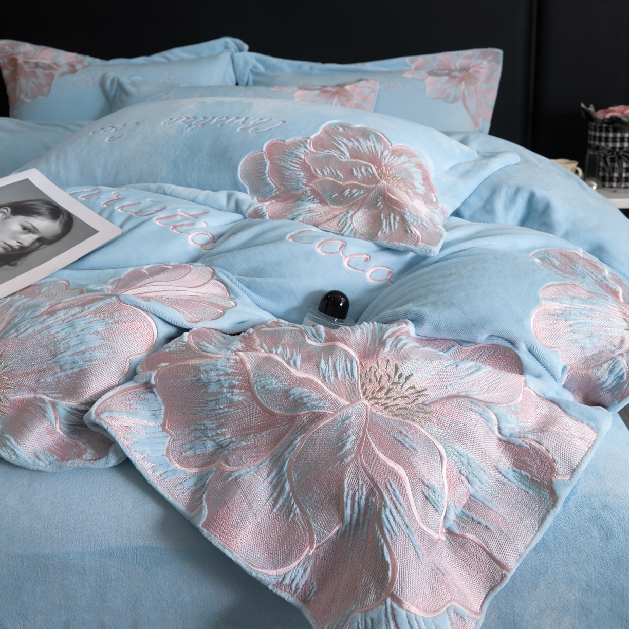 91家纺网 家纺一手货源 找家纺 置顶家纺 2025新款轻奢刺绣牛奶绒四件套-COCO小姐系列 COCO小姐牛奶绒-浅蓝