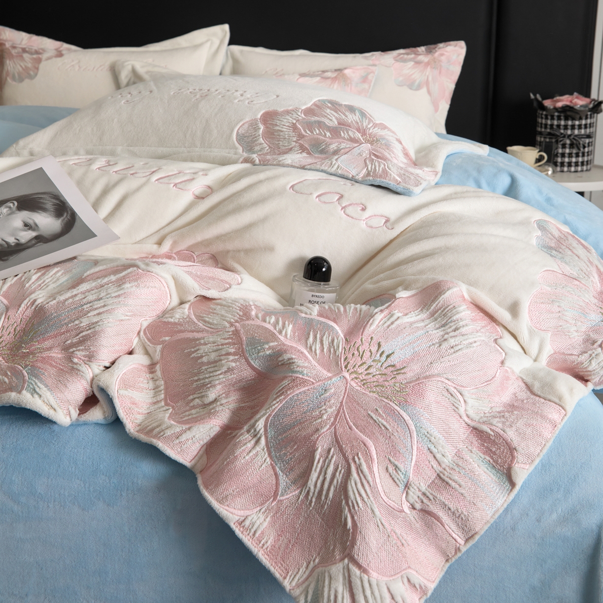 91家纺网 家纺一手货源 找家纺 置顶家纺 2025新款轻奢刺绣牛奶绒四件套-COCO小姐系列 COCO小姐牛奶绒-奶白+蓝