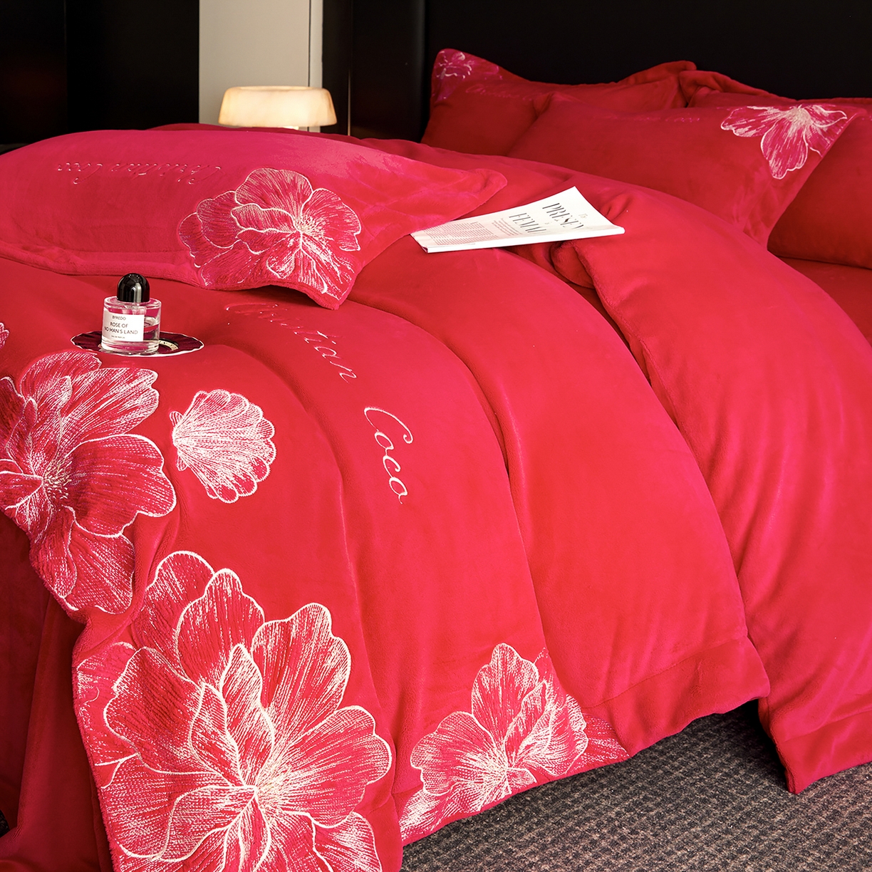 91家纺网 家纺一手货源 找家纺 置顶家纺 2025新款轻奢刺绣牛奶绒四件套-COCO小姐系列 COCO小姐牛奶绒-大红