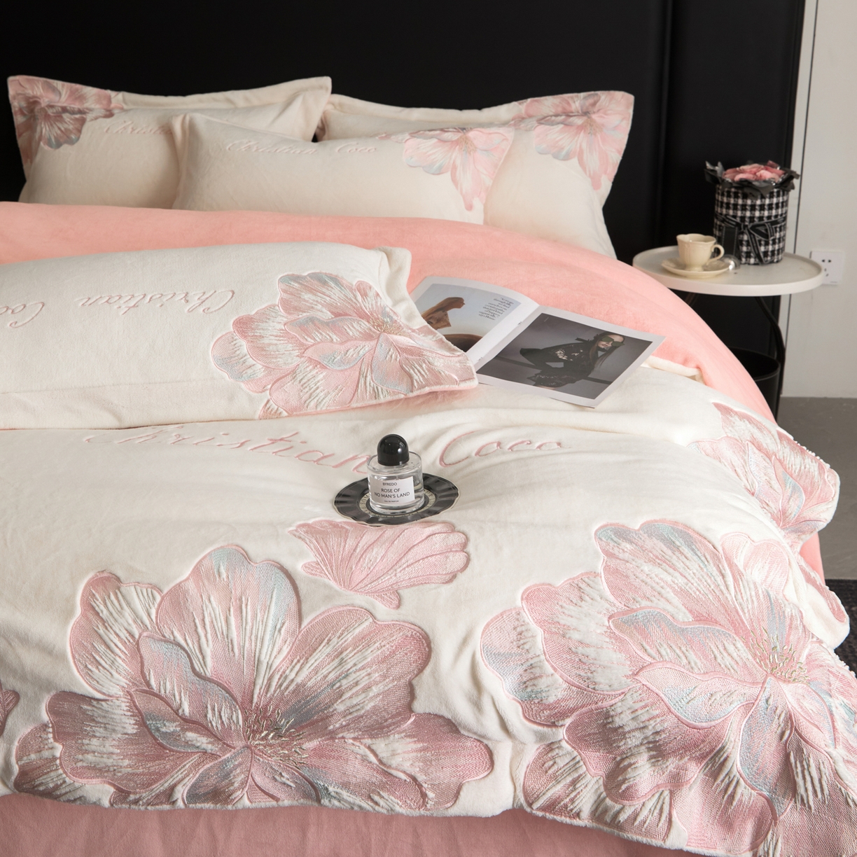 91家纺网 家纺一手货源 找家纺 置顶家纺 2025新款轻奢刺绣牛奶绒四件套-COCO小姐系列 COCO小姐牛奶绒-奶白+粉