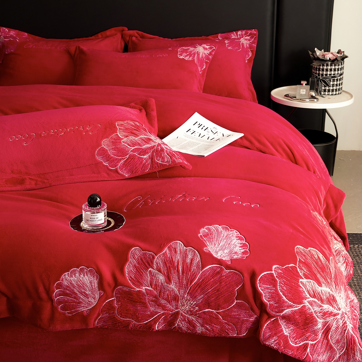 91家纺网 家纺一手货源 找家纺 置顶家纺 2025新款轻奢刺绣牛奶绒四件套-COCO小姐系列 COCO小姐牛奶绒-大红