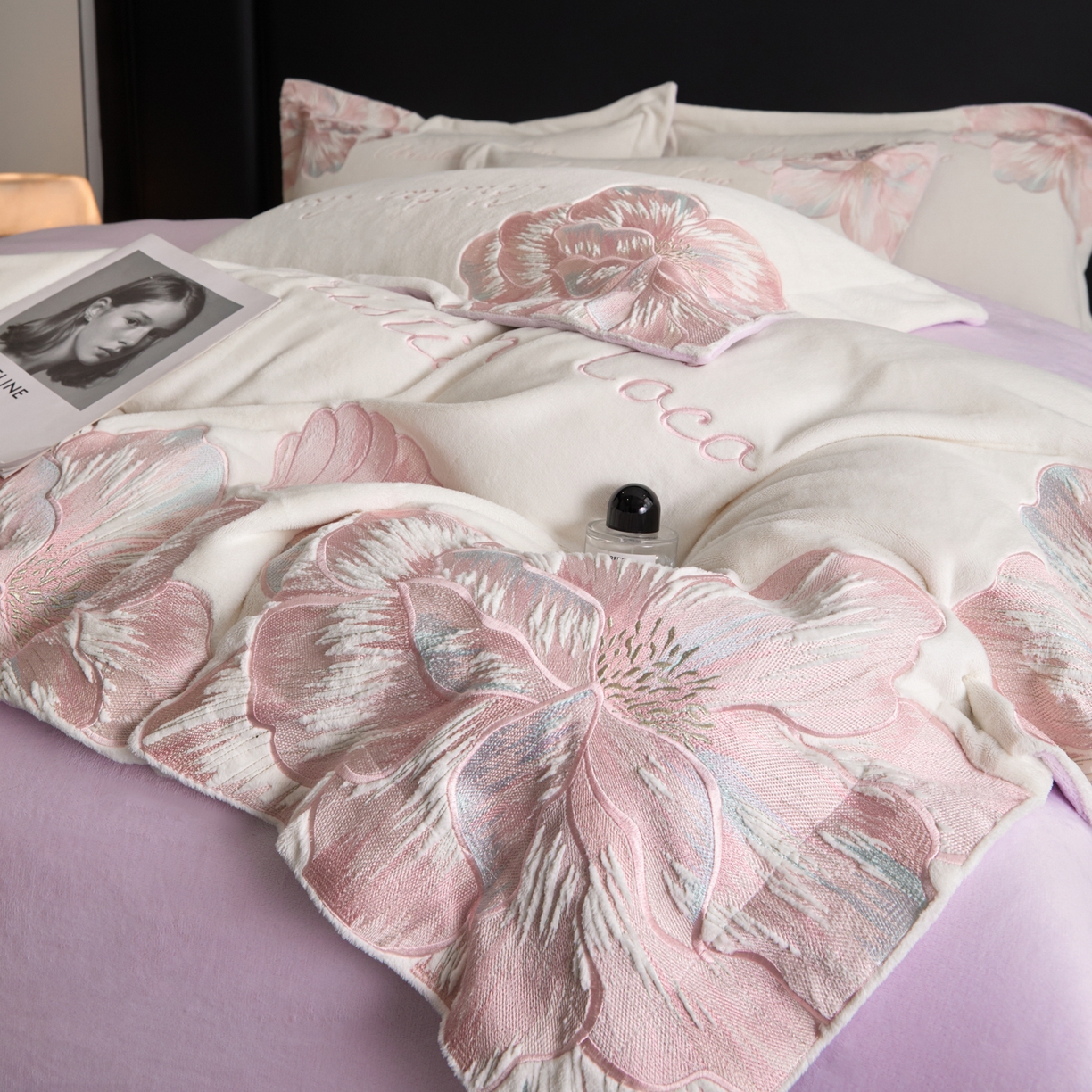 91家纺网 家纺一手货源 找家纺 置顶家纺 2025新款轻奢刺绣牛奶绒四件套-COCO小姐系列 COCO小姐牛奶绒-奶白+香芋紫