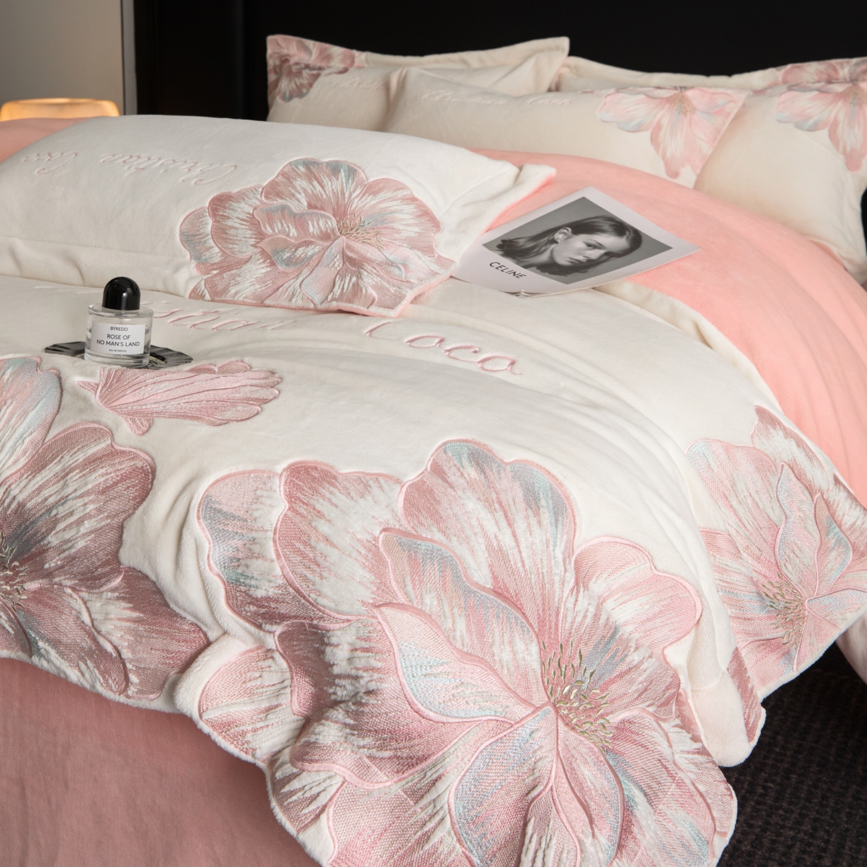 91家纺网 家纺一手货源 找家纺 置顶家纺 2025新款轻奢刺绣牛奶绒四件套-COCO小姐系列 COCO小姐牛奶绒-奶白+粉