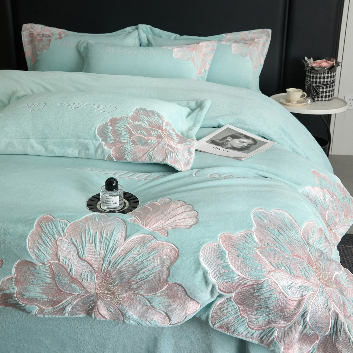 91家纺网 家纺一手货源 找家纺 置顶家纺 2025新款轻奢刺绣牛奶绒四件套-COCO小姐系列 COCO小姐牛奶绒-繁星蓝