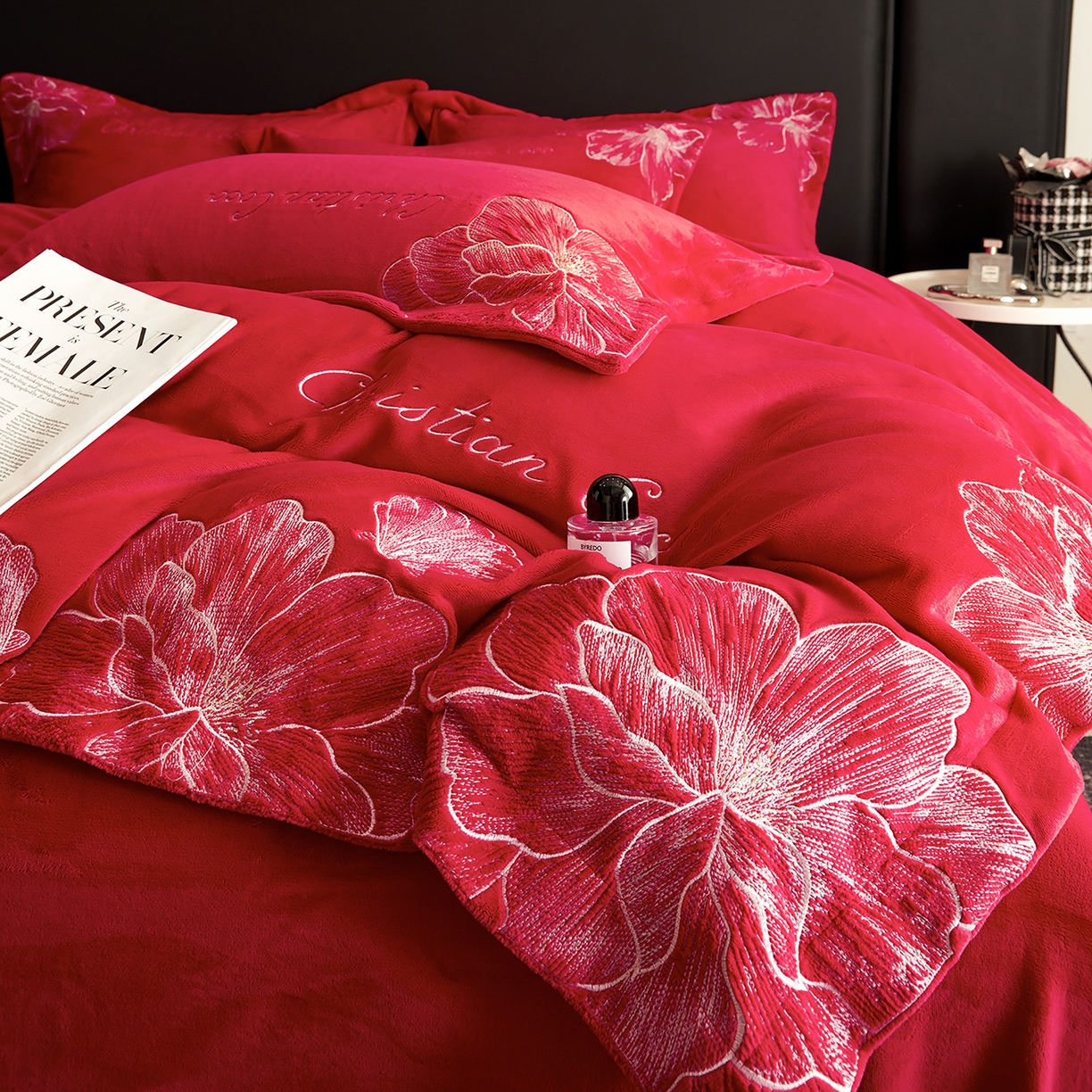 91家纺网 家纺一手货源 找家纺 置顶家纺 2025新款轻奢刺绣牛奶绒四件套-COCO小姐系列 COCO小姐牛奶绒-大红