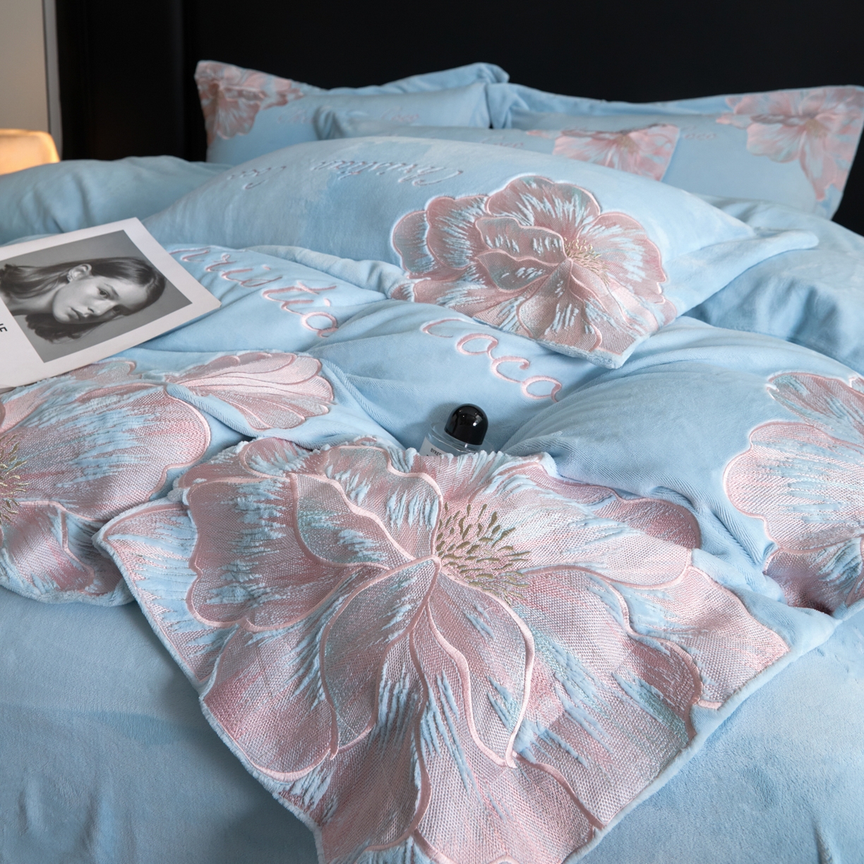 91家纺网 家纺一手货源 找家纺 置顶家纺 2025新款轻奢刺绣牛奶绒四件套-COCO小姐系列 COCO小姐牛奶绒-浅蓝