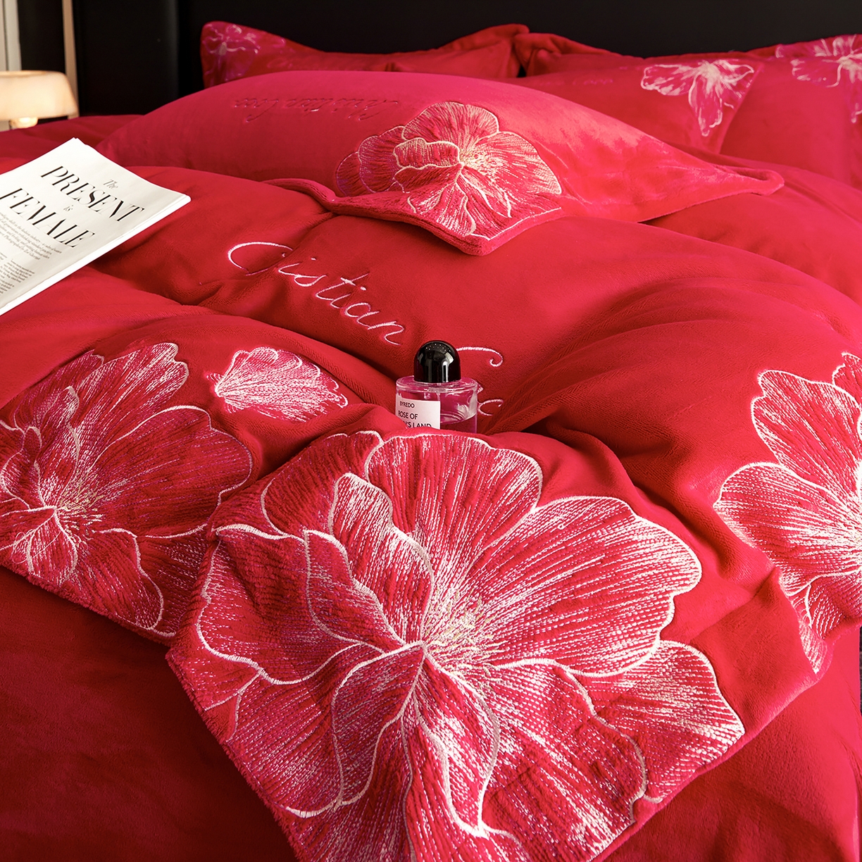 91家纺网 家纺一手货源 找家纺 置顶家纺 2025新款轻奢刺绣牛奶绒四件套-COCO小姐系列 COCO小姐牛奶绒-大红