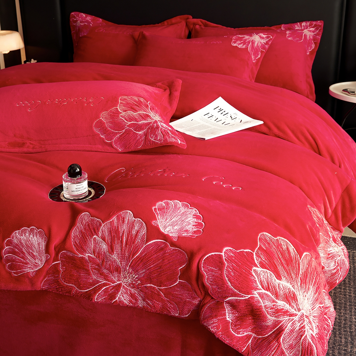 91家纺网 家纺一手货源 找家纺 置顶家纺 2025新款轻奢刺绣牛奶绒四件套-COCO小姐系列 COCO小姐牛奶绒-大红