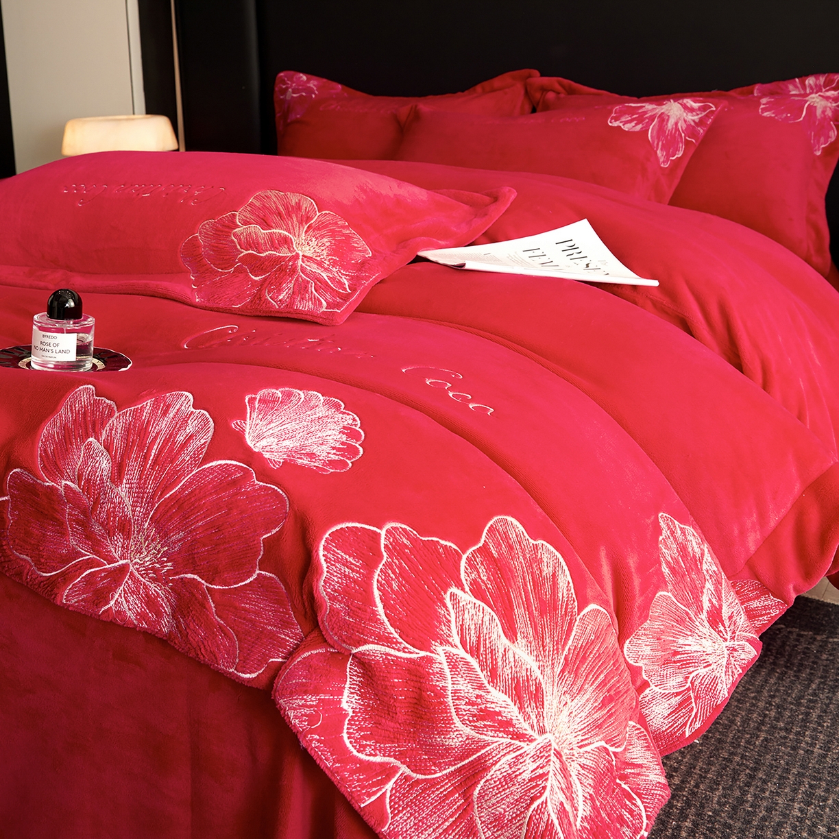 91家纺网 家纺一手货源 找家纺 置顶家纺 2025新款轻奢刺绣牛奶绒四件套-COCO小姐系列 COCO小姐牛奶绒-大红