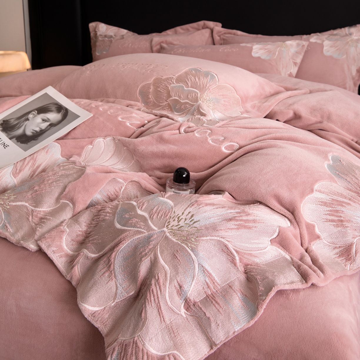 91家纺网 家纺一手货源 找家纺 置顶家纺 2025新款轻奢刺绣牛奶绒四件套-COCO小姐系列 COCO小姐牛奶绒-浅豆沙