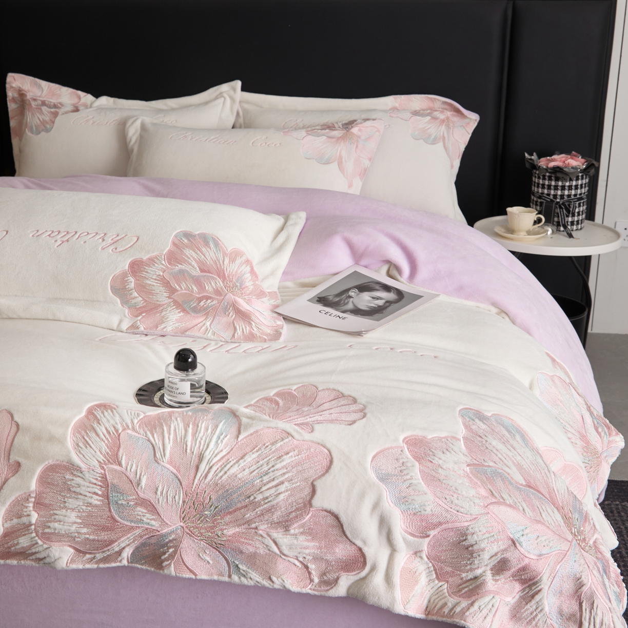 91家纺网 家纺一手货源 找家纺 置顶家纺 2025新款轻奢刺绣牛奶绒四件套-COCO小姐系列 COCO小姐牛奶绒-奶白+香芋紫