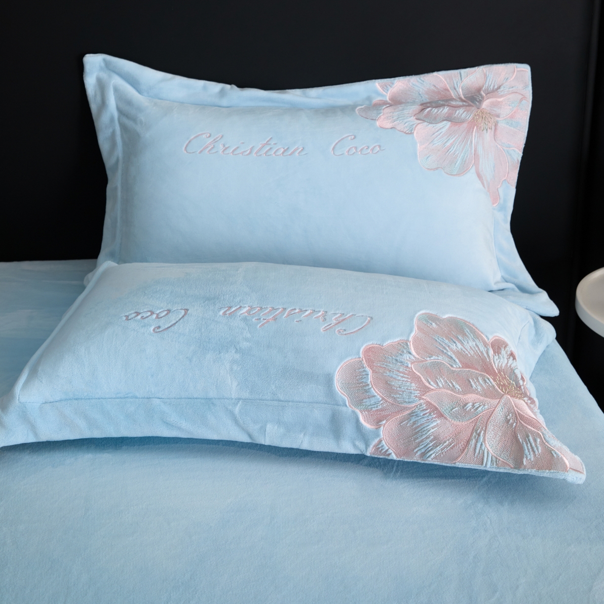 91家纺网 家纺一手货源 找家纺 置顶家纺 2025新款轻奢刺绣牛奶绒四件套-COCO小姐系列 COCO小姐牛奶绒-浅蓝