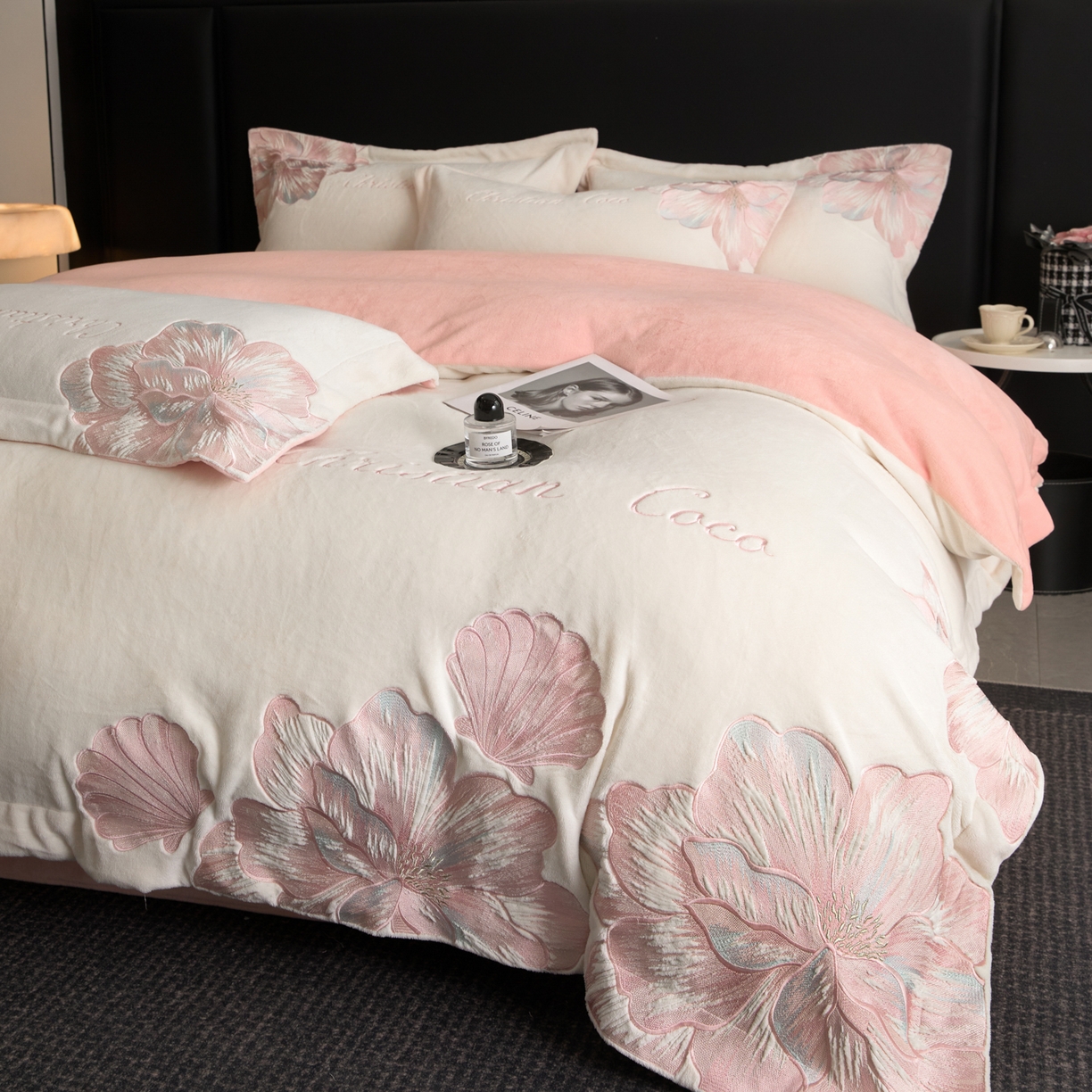 91家纺网 家纺一手货源 找家纺 置顶家纺 2025新款轻奢刺绣牛奶绒四件套-COCO小姐系列 COCO小姐牛奶绒-奶白+粉