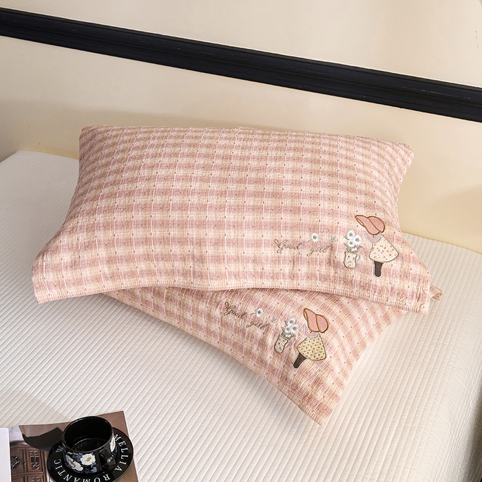 91家纺网 家纺一手货源 找家纺 棠薇家纺 2025新款全棉纱布枕巾绣花枕巾纯棉水洗枕巾卡通高档枕巾预缩水 草帽女孩粉