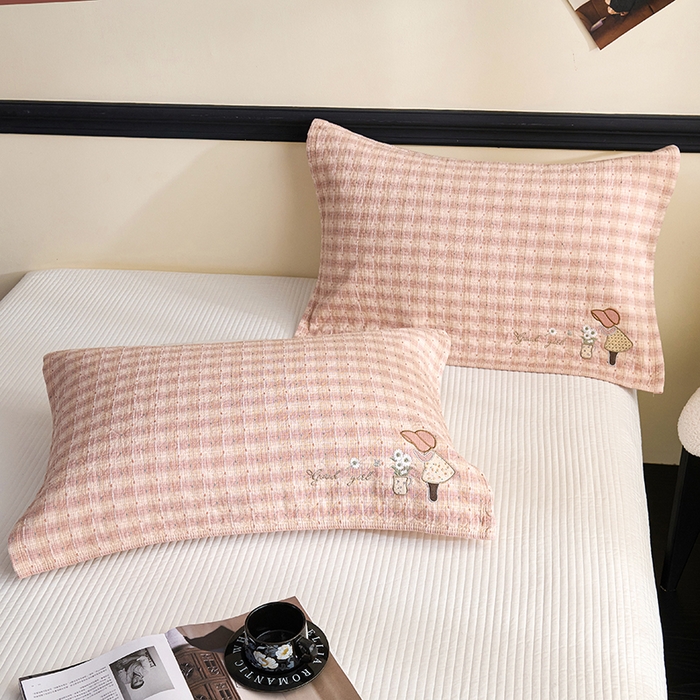 91家纺网 家纺一手货源 找家纺 棠薇家纺 2025新款全棉纱布枕巾绣花枕巾纯棉水洗枕巾卡通高档枕巾预缩水 草帽女孩粉