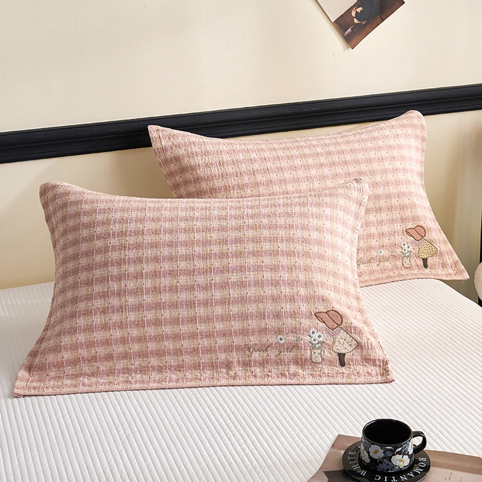 91家纺网 家纺一手货源 找家纺 棠薇家纺 2025新款全棉纱布枕巾绣花枕巾纯棉水洗枕巾卡通高档枕巾预缩水 草帽女孩粉