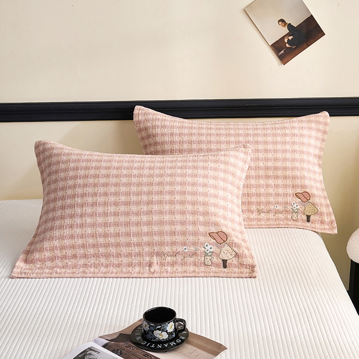 91家纺网 家纺一手货源 找家纺 棠薇家纺 2025新款全棉纱布枕巾绣花枕巾纯棉水洗枕巾卡通高档枕巾预缩水 草帽女孩粉