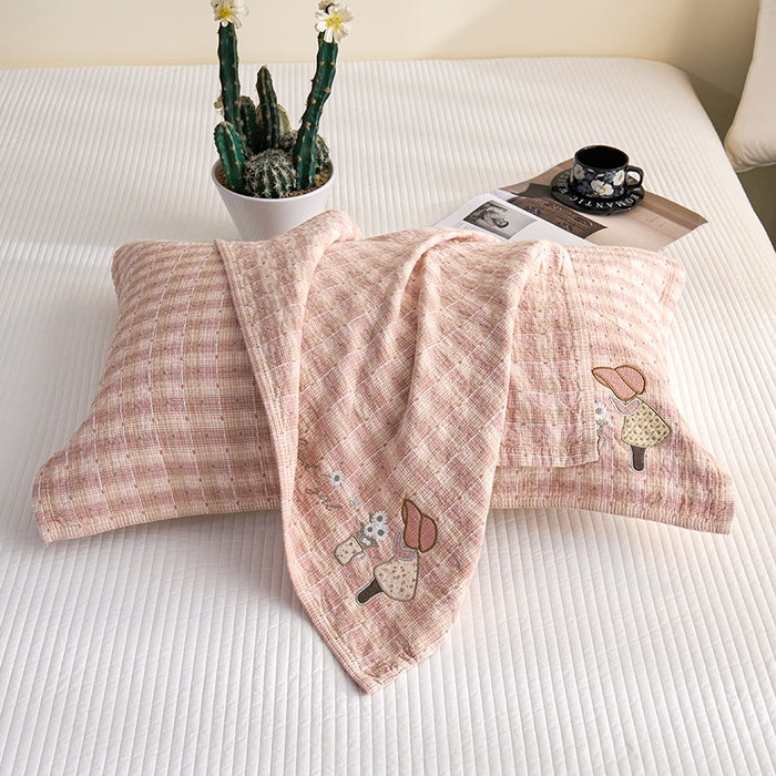 91家纺网 家纺一手货源 找家纺 棠薇家纺 2025新款全棉纱布枕巾绣花枕巾纯棉水洗枕巾卡通高档枕巾预缩水 草帽女孩粉