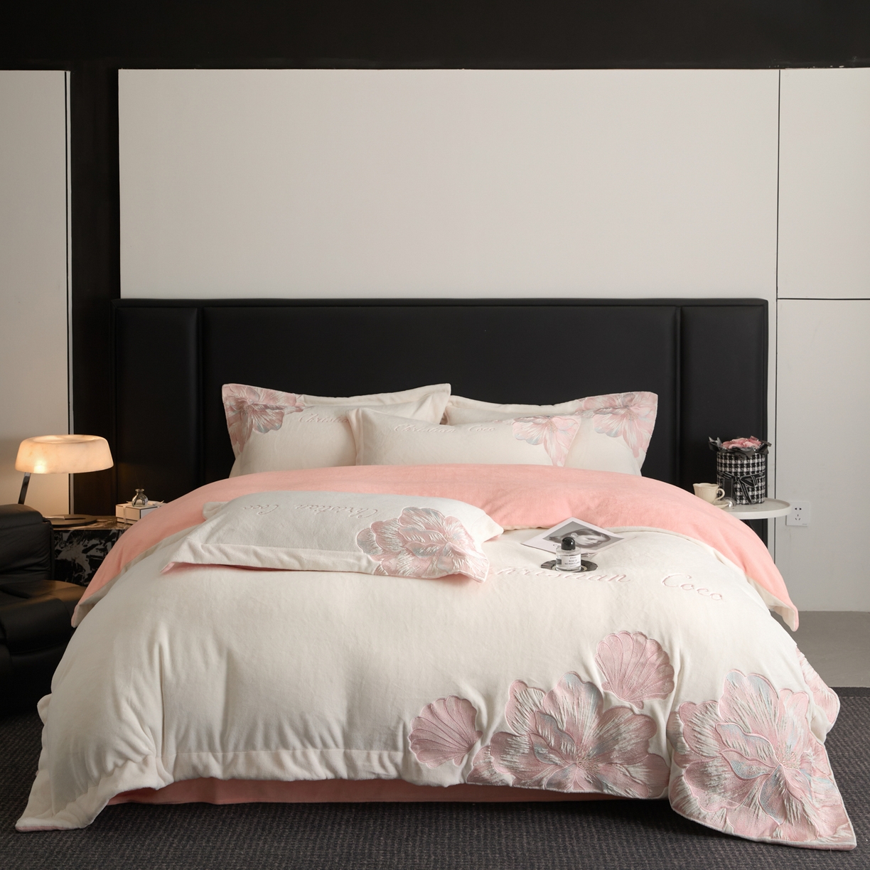 91家纺网 家纺一手货源 找家纺 （总）置顶家纺 2025新款轻奢刺绣牛奶绒四件套-COCO小姐系列