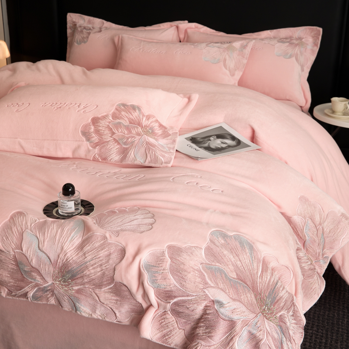 91家纺网 家纺一手货源 找家纺 置顶家纺 2025新款轻奢刺绣牛奶绒四件套-COCO小姐系列 COCO小姐牛奶绒-玉粉