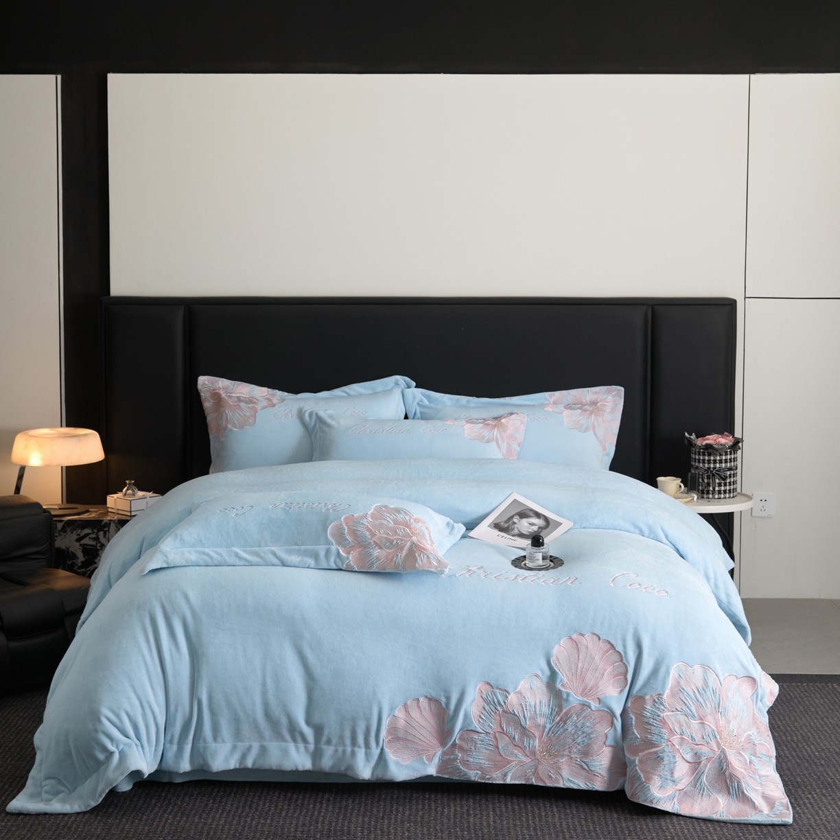 91家纺网 家纺一手货源 找家纺 置顶家纺 2025新款轻奢刺绣牛奶绒四件套-COCO小姐系列 COCO小姐牛奶绒-浅蓝