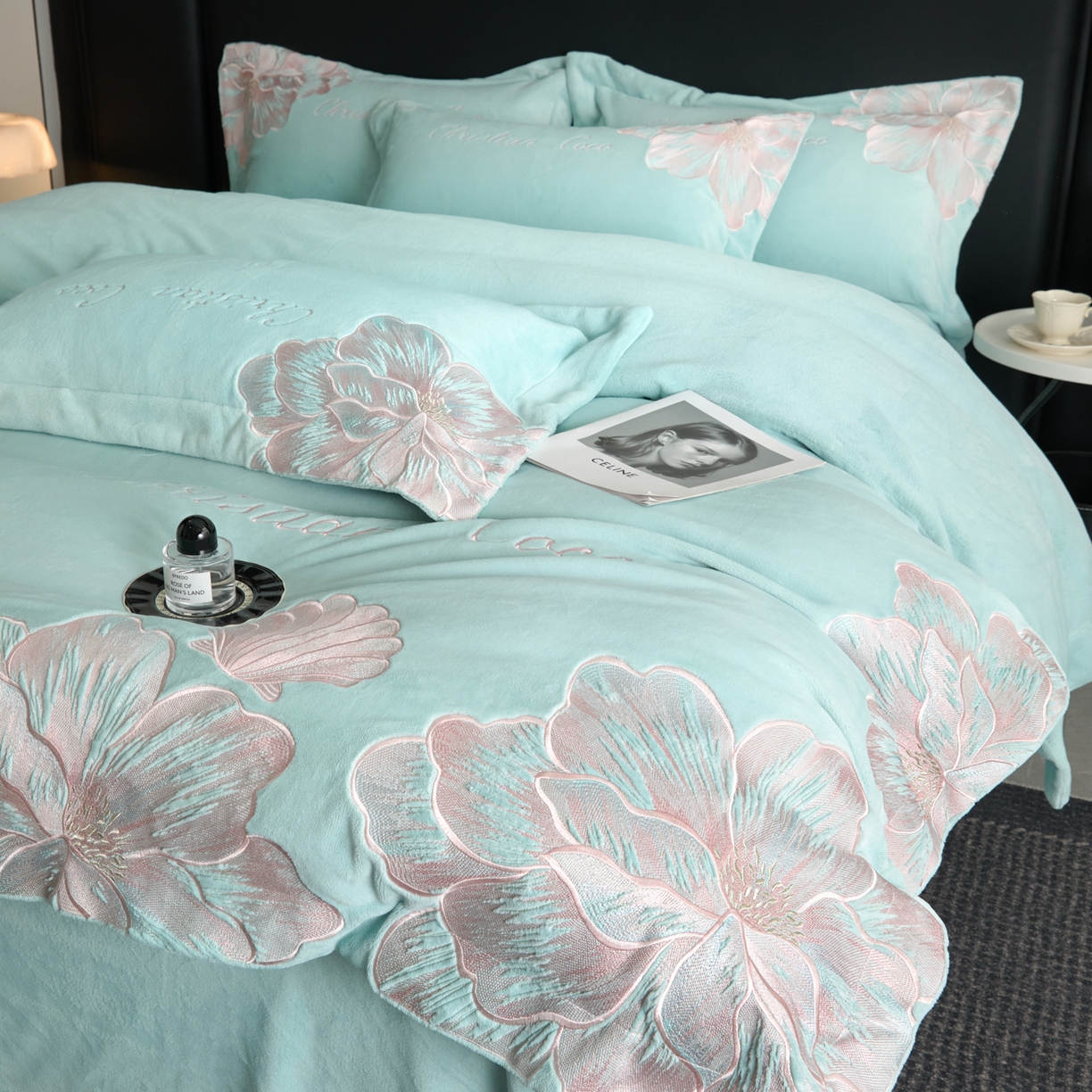 91家纺网 家纺一手货源 找家纺 置顶家纺 2025新款轻奢刺绣牛奶绒四件套-COCO小姐系列 COCO小姐牛奶绒-繁星蓝