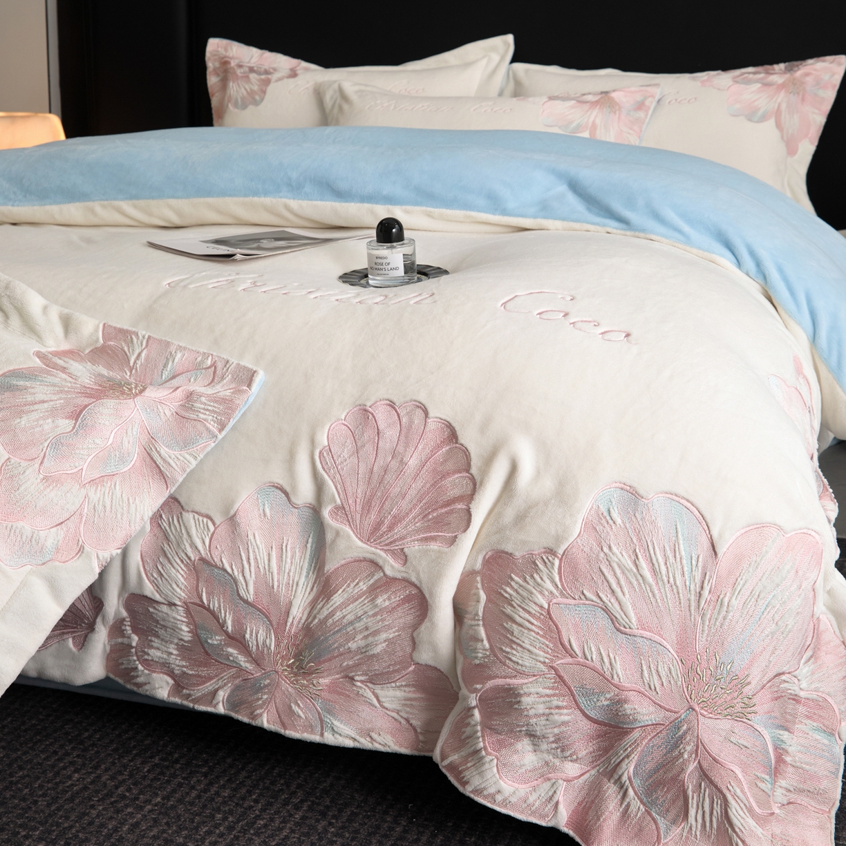 置顶家纺 2025新款轻奢刺绣牛奶绒四件套-COCO小姐系列 COCO小姐牛奶绒-奶白+蓝