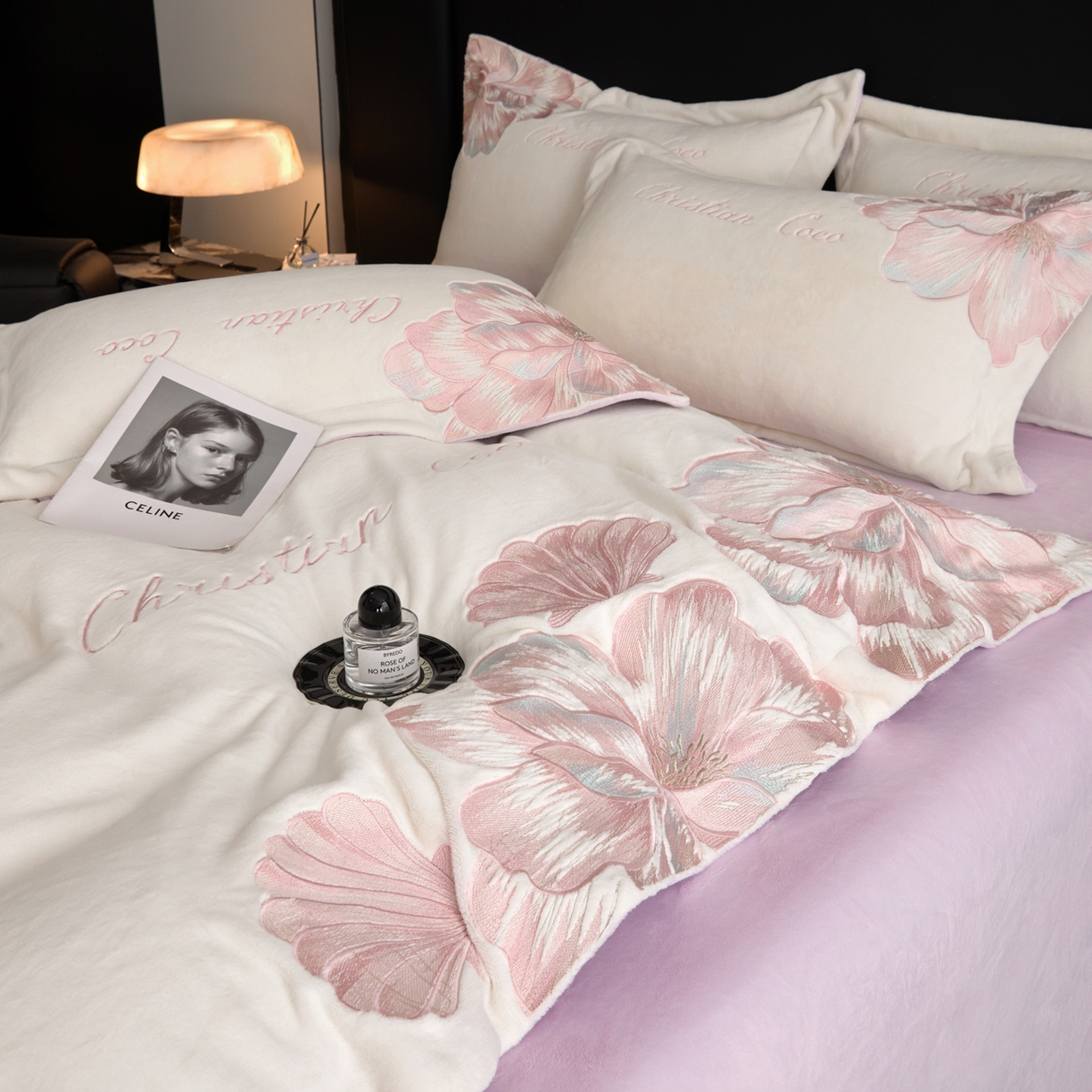 91家纺网 家纺一手货源 找家纺 置顶家纺 2025新款轻奢刺绣牛奶绒四件套-COCO小姐系列 COCO小姐牛奶绒-奶白+香芋紫