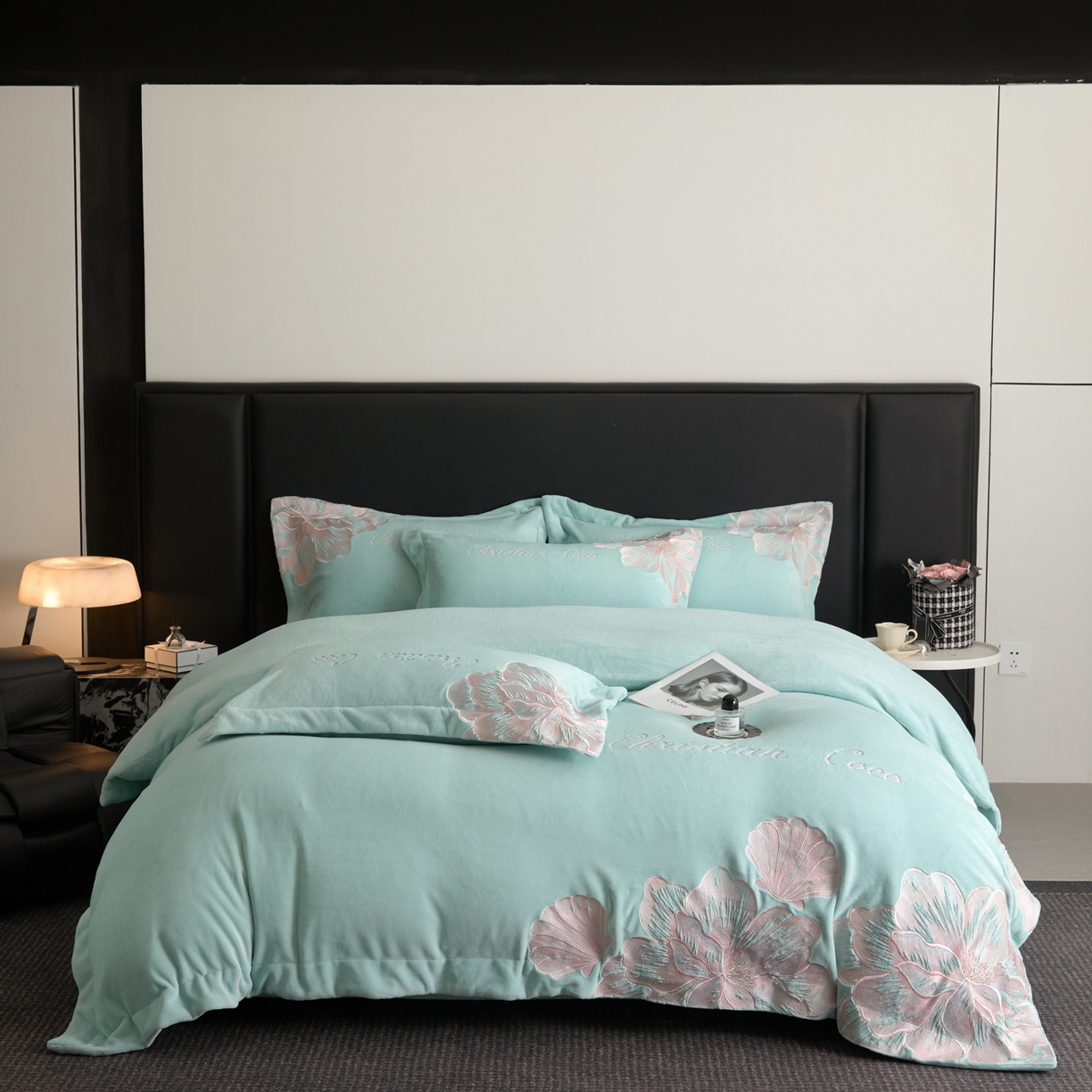 91家纺网 家纺一手货源 找家纺 置顶家纺 2025新款轻奢刺绣牛奶绒四件套-COCO小姐系列 COCO小姐牛奶绒-繁星蓝