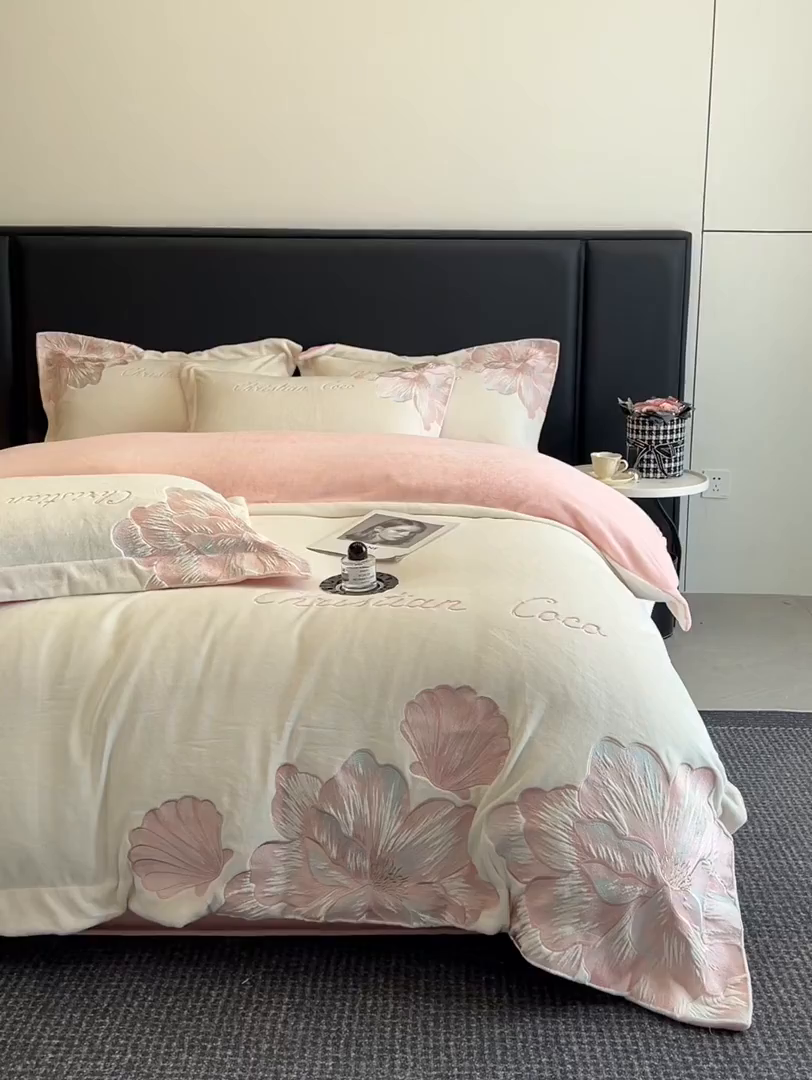 91家纺网 家纺一手货源 找家纺 （总）置顶家纺 2025新款轻奢刺绣牛奶绒四件套-COCO小姐系列