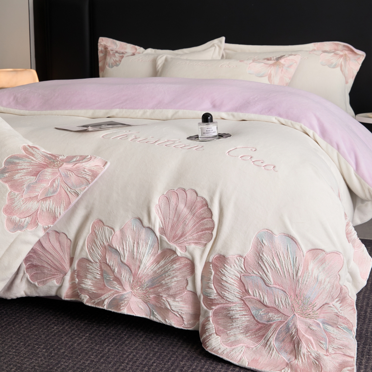 置顶家纺 2025新款轻奢刺绣牛奶绒四件套-COCO小姐系列 COCO小姐牛奶绒-奶白+香芋紫