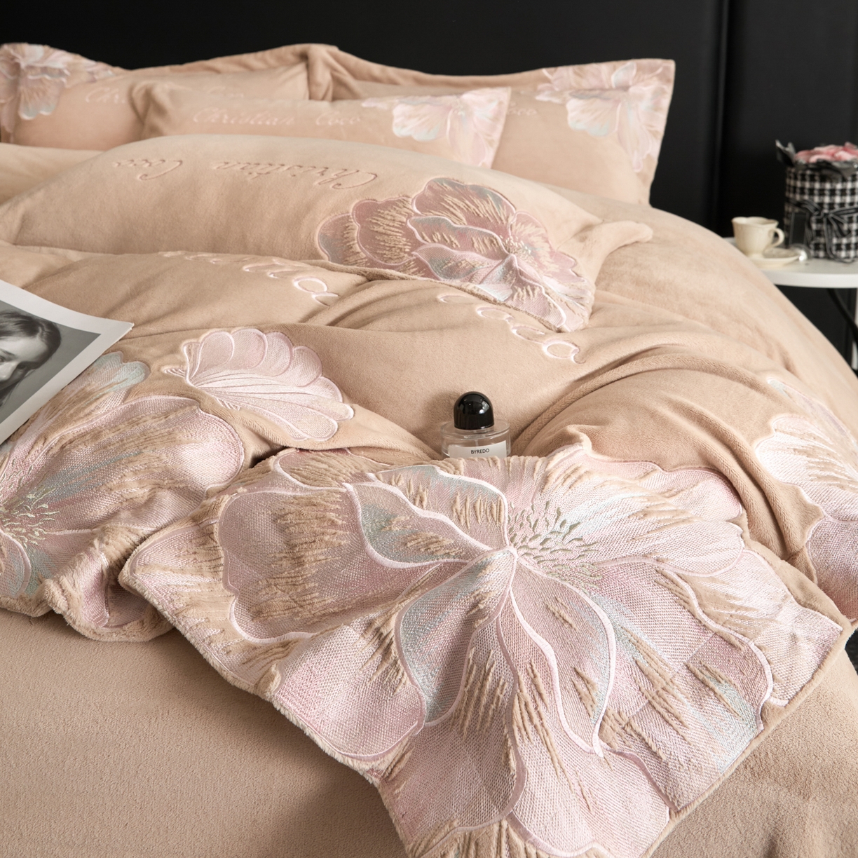 91家纺网 家纺一手货源 找家纺 置顶家纺 2025新款轻奢刺绣牛奶绒四件套-COCO小姐系列 COCO小姐牛奶绒-香槟